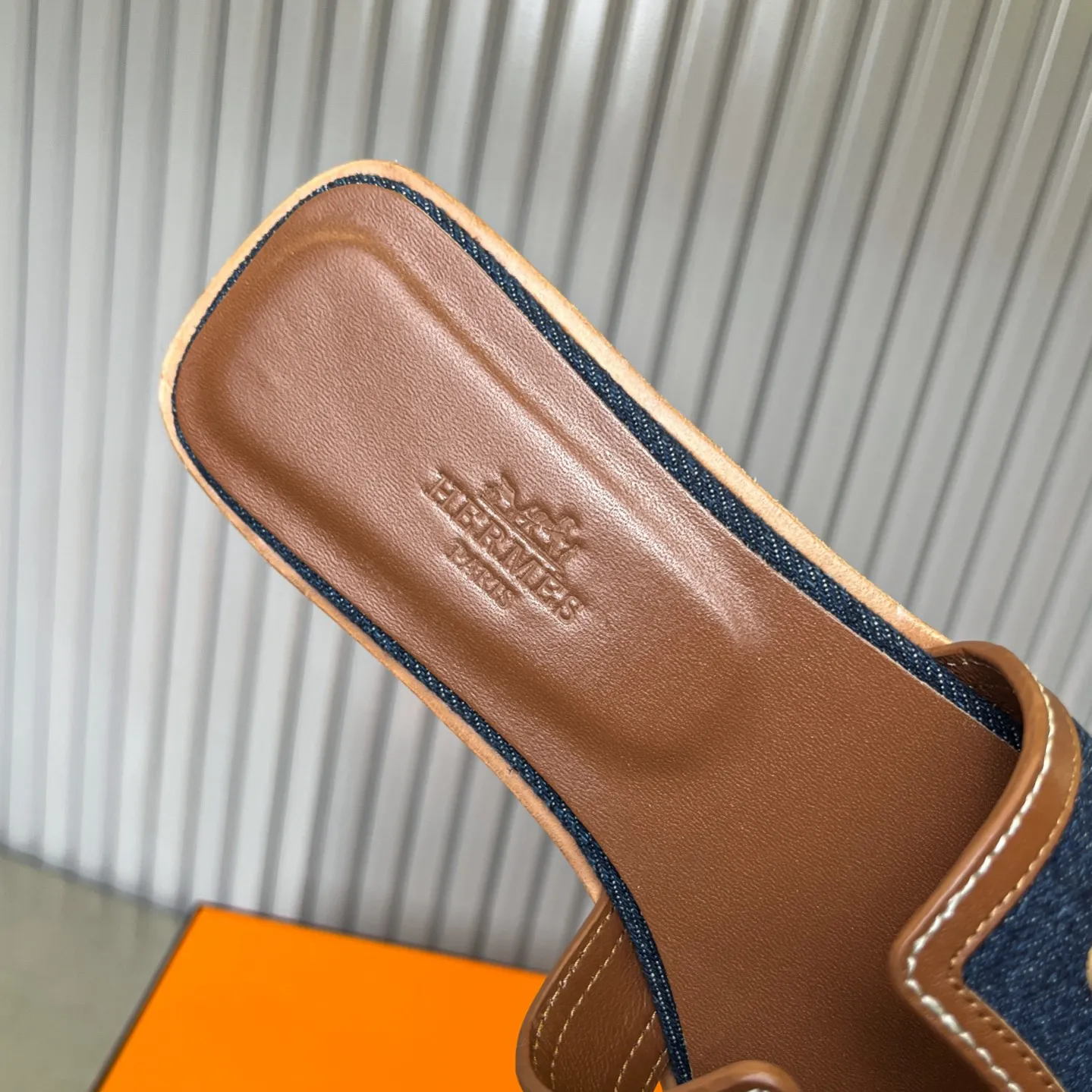 👟👟Ex-factory price 480👟👟 New style in early spring, splicing technology, new revision (Hermès), upgraded packaging, upgraded version and workmanship materials. Hermes®🔴The highest version of handmade shoes on the market ✨✨ Top product Hermès slippers🐎 —————————— The new model in early spring is the same as the original version, handmade by masters! ❥High-end customization, exclusive products, the highest version in the industry⚠❥Using: Hermers upper: Italian imported cowhide + original custom-grade Australian sheepskin feet + genuine leather outsole (pursuing top walking comfort) ✨~~〰〰〰〰❥ Packaging: ✔🚦Pay attention to the packaging➰Top-level exclusive box 〰The original top quality is on sale━━━━Hermes━━━━━ size: 35-40 (34.41.42 custom-made, non-refundable)
